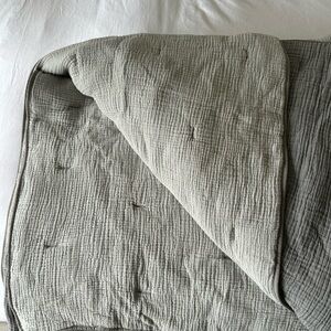 Parachute Organic Cloud Cotton Quilt in Steel and Smoke color, King Size